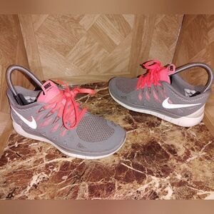Nike women's Free 5.0 642199-200 gray running shoes size 6.   753